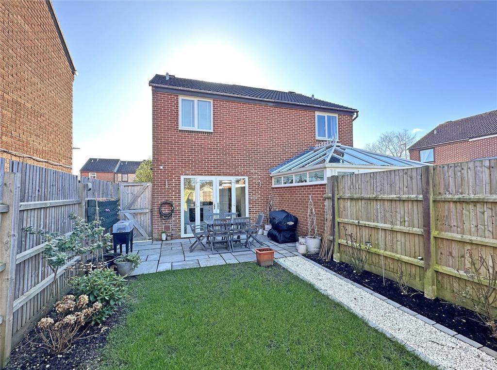 Vincent Close, New Milton, Hampshire... 2 bed semidetached house for