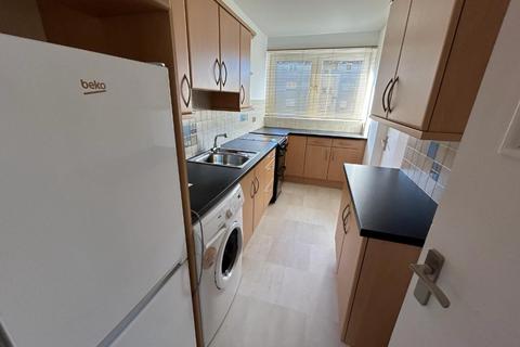 2 bedroom flat to rent, Oldcroft Place, Cornhill, Aberdeen, AB16
