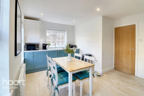 53 Southview Close, Rayleigh, SS6 7LX