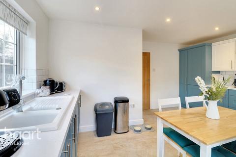 53 Southview Close, Rayleigh, SS6 7LX