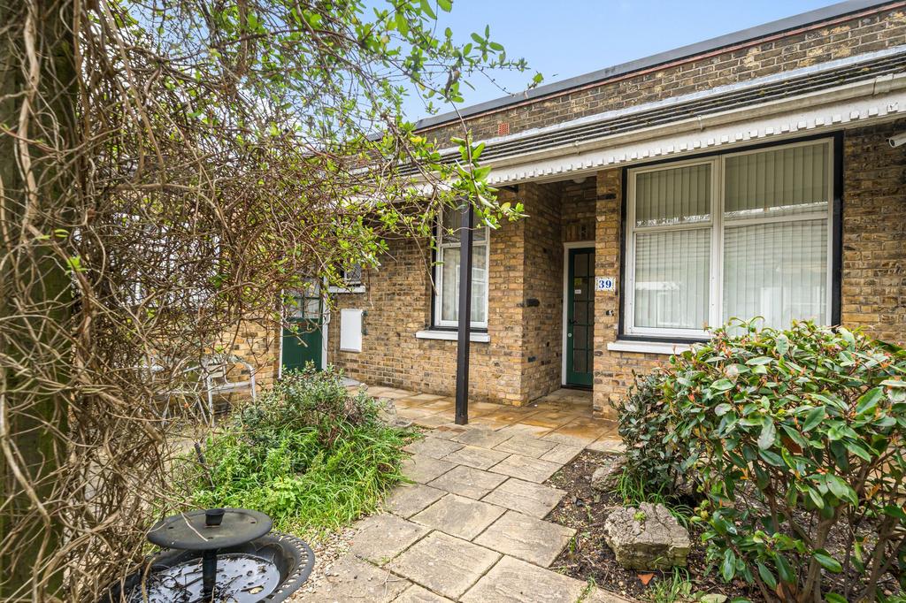 Cambridge Road, SouthendOnSea, SS1 1 bed ground floor flat for sale £175,000