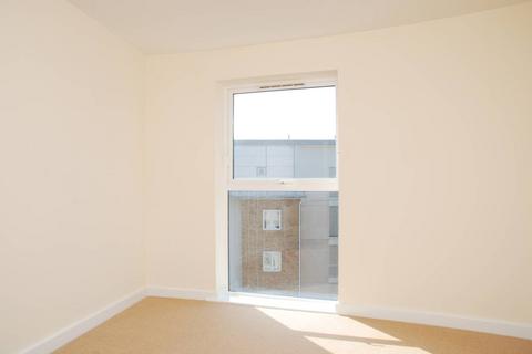 2 bedroom flat to rent, Lanadron Close, Isleworth, TW7