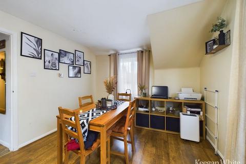 Flat 7, Walnut Tree House Brambleside, High Wycombe, HP11 1LQ