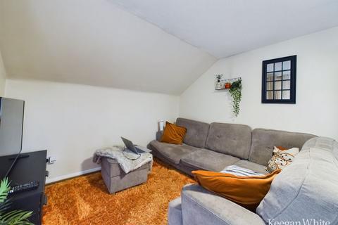 Flat 7, Walnut Tree House Brambleside, High Wycombe, HP11 1LQ