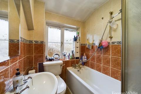 Flat 7, Walnut Tree House Brambleside, High Wycombe, HP11 1LQ