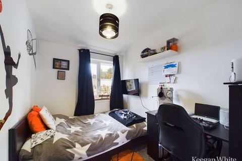 Flat 7, Walnut Tree House Brambleside, High Wycombe, HP11 1LQ