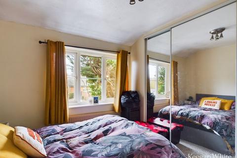 Flat 7, Walnut Tree House Brambleside, High Wycombe, HP11 1LQ