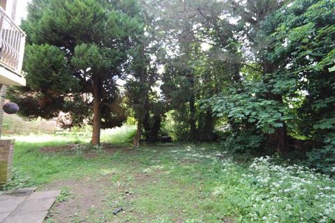 Flat 7, Walnut Tree House Brambleside, High Wycombe, HP11 1LQ