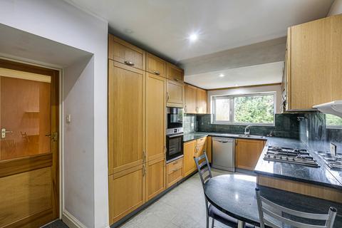 16 The Horseshoe, Coulsdon, CR5 2AS