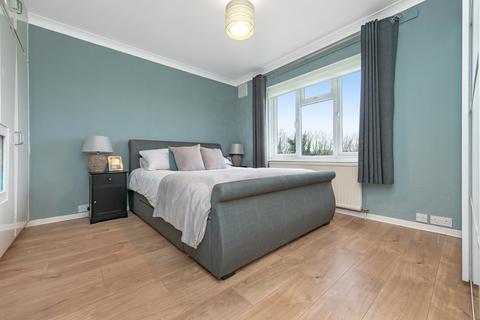 9 Admirals Walk, Coulsdon, CR5 1BR