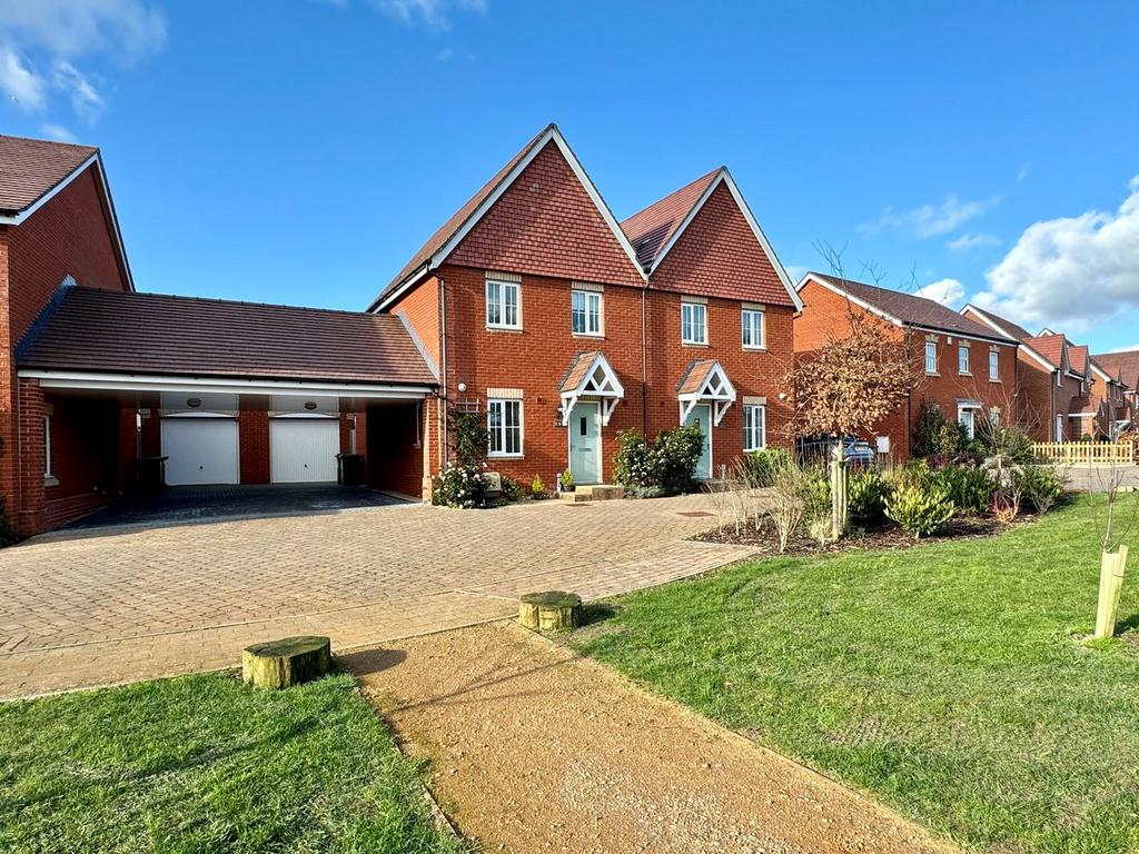 Badgers Drive, Wantage, OX12 3 bed semidetached house for sale £375,000