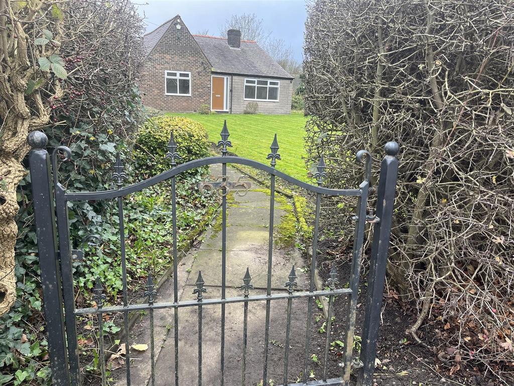 Wigan Road, Wigan WN4 3 bed detached house to rent £1,295 pcm (£299 pw)