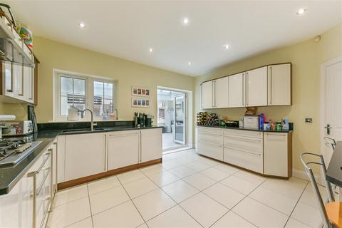 16 Ash Close, Banstead, SM7 1BZ