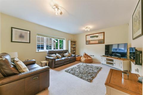 16 Ash Close, Banstead, SM7 1BZ