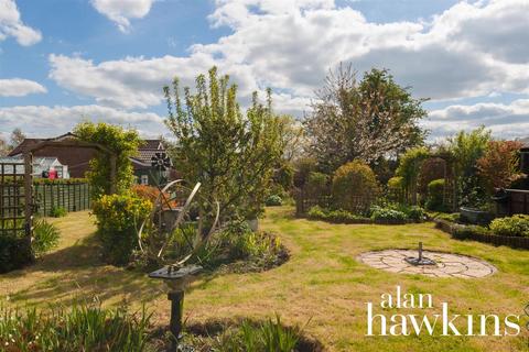 2 Windsor Close, Hook, Swindon, SN4 8EE