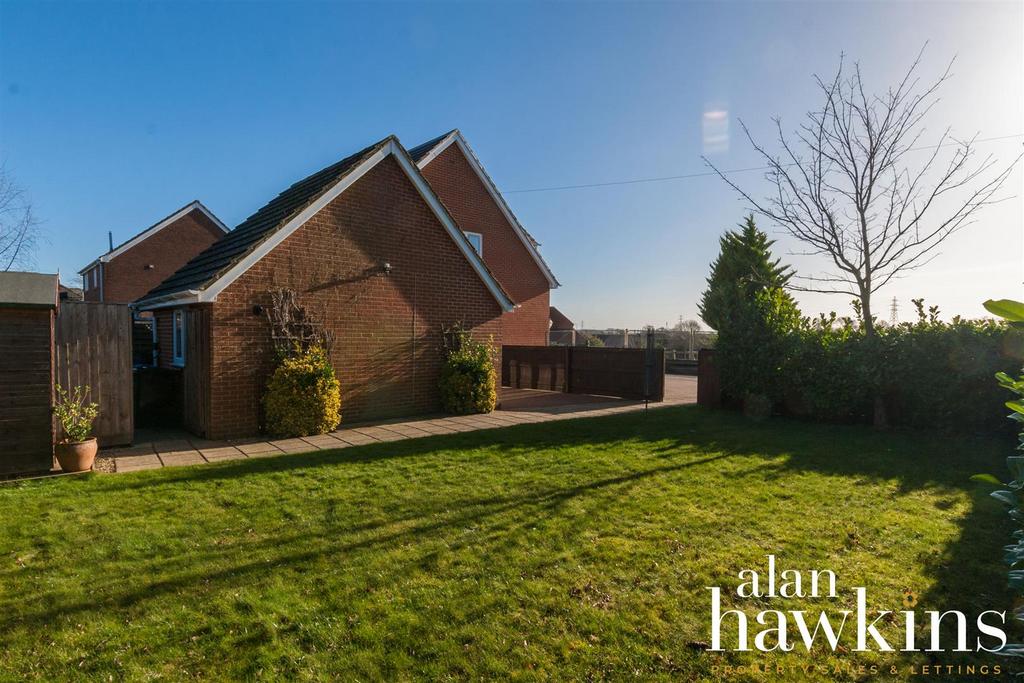 High Street, Purton, Swindon SN5 4 3 bed detached house for sale £535,000