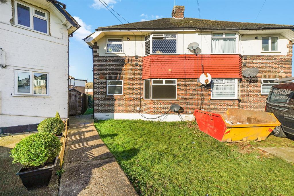 Elmcroft Close, Feltham TW14 2 bed house £1,825 pcm (£421 pw)