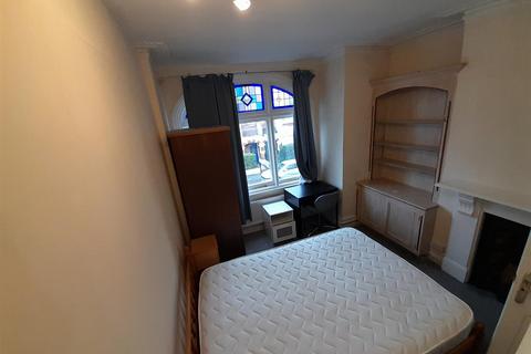 3 bedroom flat to rent, Niton Street, Fulham London