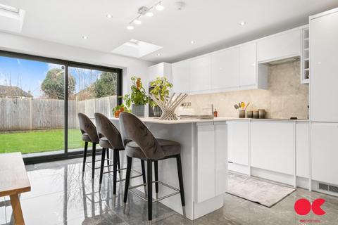 57 Dury Falls Close, Hornchurch, RM11 3AX