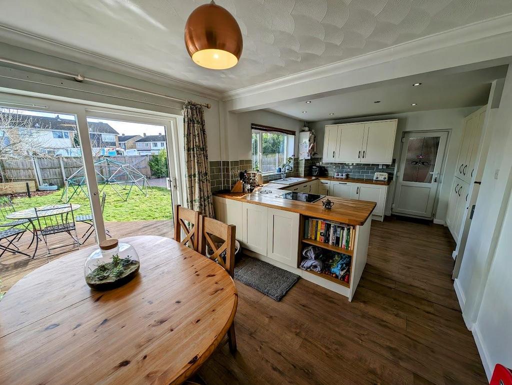 32 quedgeley kitchen 2.jpg