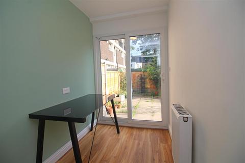 3 bedroom flat to rent, Shrubland Road, London