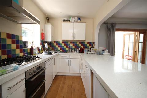 4 bedroom house to rent, Beech Grove, Guildford