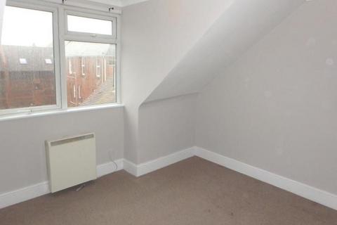 2 bedroom flat for sale, Station Road, New Milton, BH25 6JX