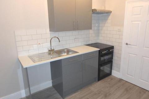 2 bedroom flat for sale, Station Road, New Milton, BH25 6JX