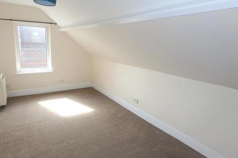 2 bedroom flat for sale, Station Road, New Milton, BH25 6JX