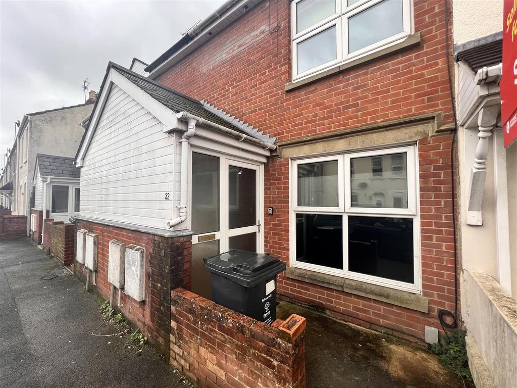 Summers Street, Swindon SN2 3 bed terraced house £1,175 pcm (£271 pw)
