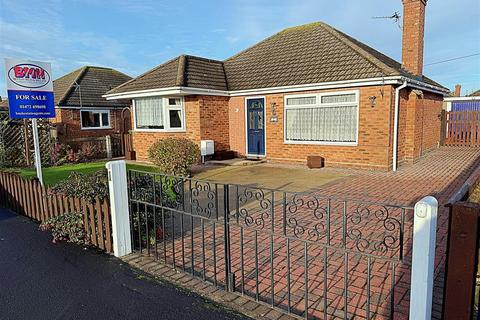 St. Peters Crescent, Humberston, Grimsby, N.E. Lincs, DN36 4DH