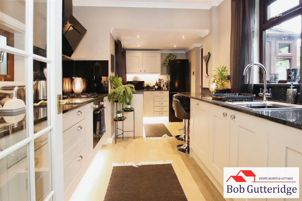 Modern fitted kitchen / breakfast room