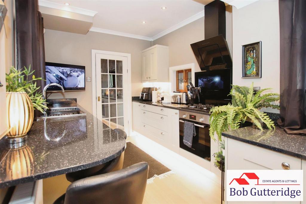 Modern fitted kitchen / breakfast room