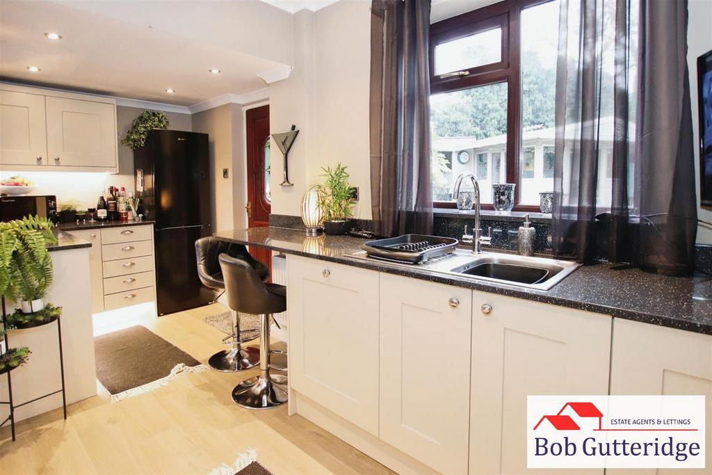 Modern fitted kitchen / breakfast room
