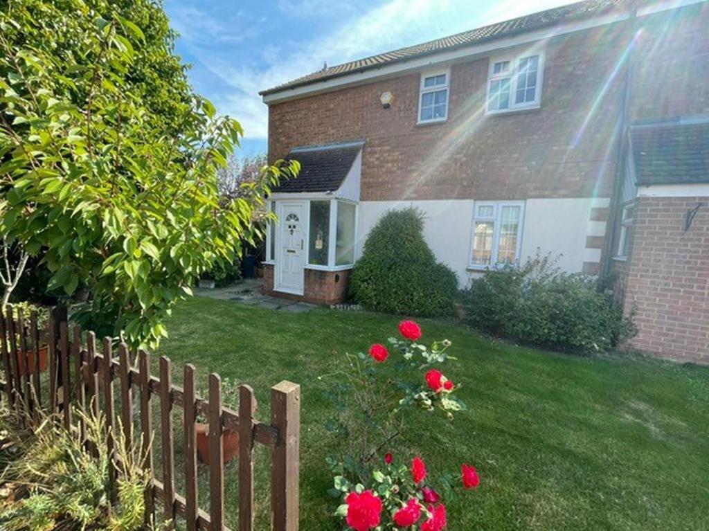 The Pastures, Stevenage 3 bed end of terrace house for sale £415,000