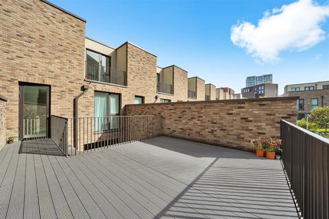 4 bedroom townhouse for sale, Starboard Way, Royal Wharf, E16