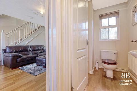 25 Ravenoak Way, Chigwell, IG7 4EL