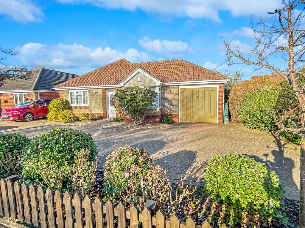 Clacton Road, Thorrington, Colchester, CO7 3 bed detached bungalow for