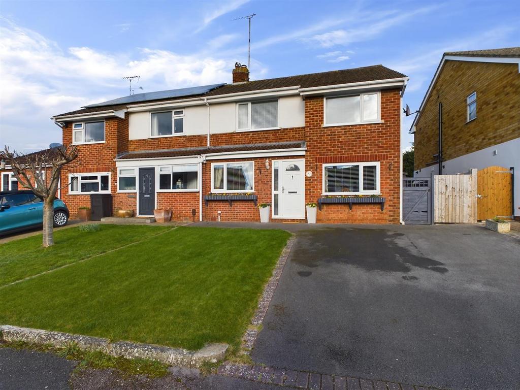 Fieldcote Drive, Hucclecote, Gloucester 3 bed semidetached house for