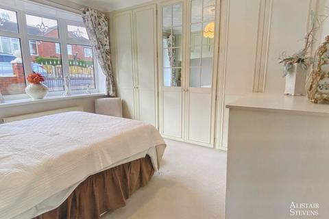 33 Valley New Road, Royton, Oldham, OL2 6BN