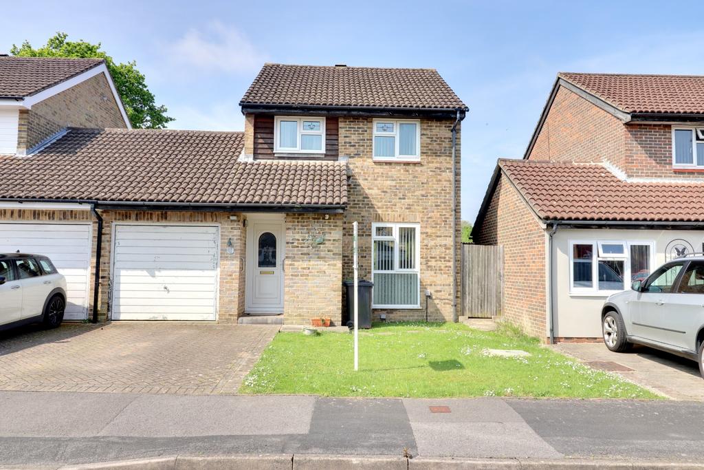 AINTREE DRIVE, WATERLOOVILLE 3 bed link detached house for sale £345,000