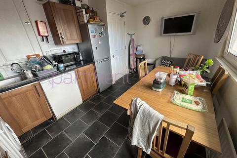 1 bedroom in a flat share to rent - Kiln Court  Newell Street    (Limehouse), London, E14