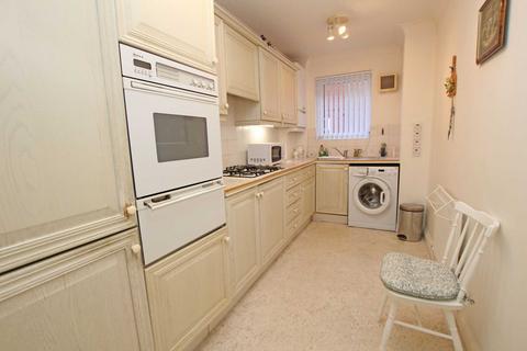 2 bedroom flat for sale, Grassington Road, Eastbourne, BN20 7BG