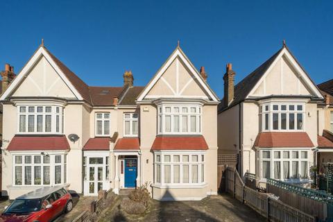 7 Arran Road, London, SE6 2LT