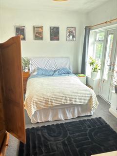 3 bedroom flat to rent, Hilltop Court, Manchester