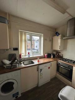 3 bedroom flat to rent, Hilltop Court, Manchester