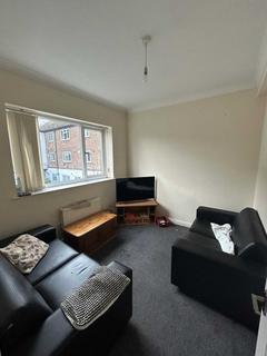 3 bedroom flat to rent, Hilltop Court, Manchester