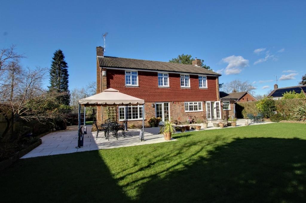 Lucastes Road, Haywards Heath, RH16 4 bed detached house for sale £