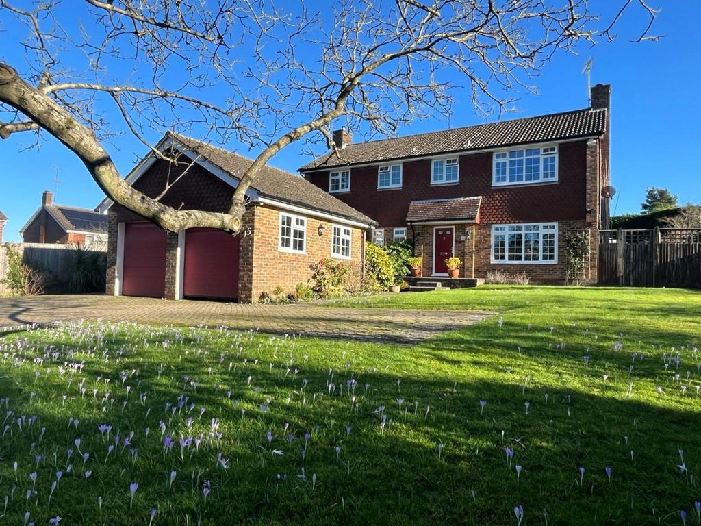Lucastes Road, Haywards Heath, RH16 4 bed detached house for sale £