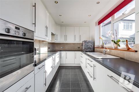 2 bedroom bungalow for sale, Grey Towers Avenue, Hornchurch, RM11